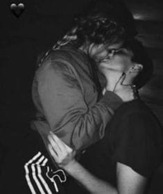 Análisis simbólico de las fantasías sexuales y la originalidad mental en Acuario amor.