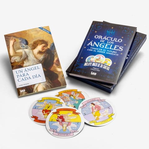 Mesa de consulta esotérica con diferentes barajas de tarot clásicas y modernas desplegadas.