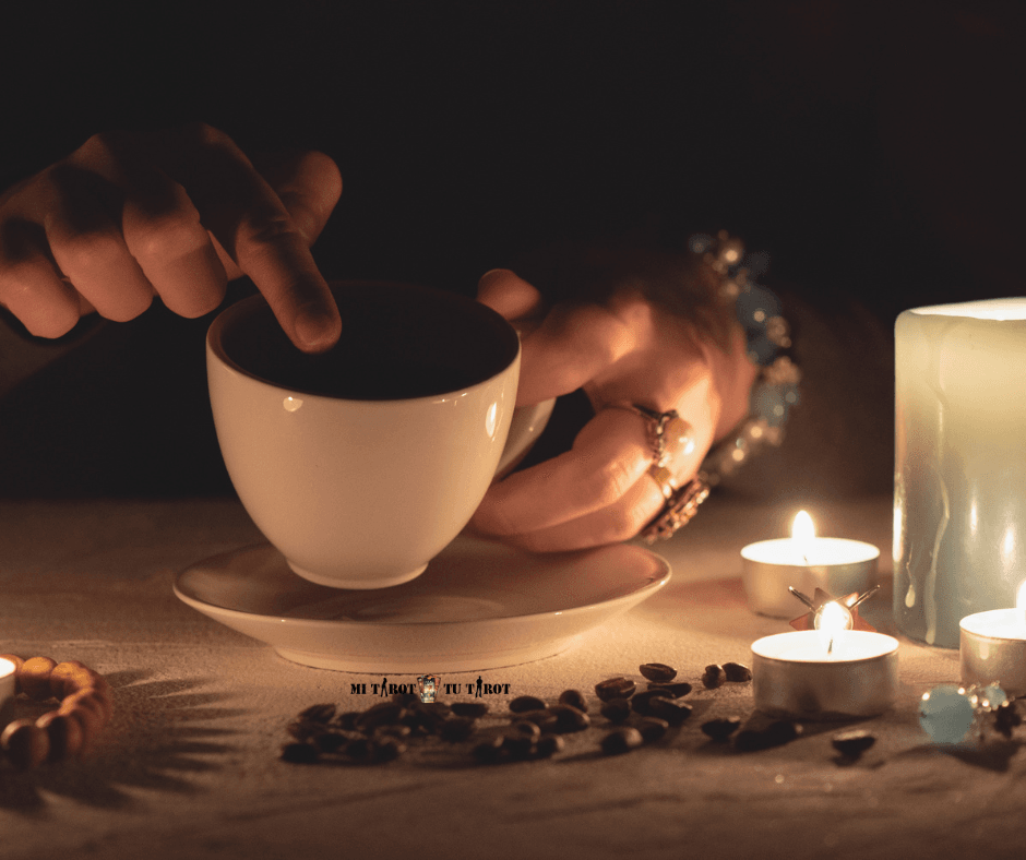 Taza con sedimentos orgánicos utilizada en una sesión de lectura de los posos del café enfocada en el crecimiento personal.