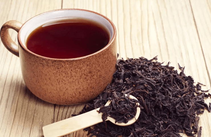 Taza con hojas orgánicas utilizada en una sesión de lectura de las hojas de té enfocada en el crecimiento personal.