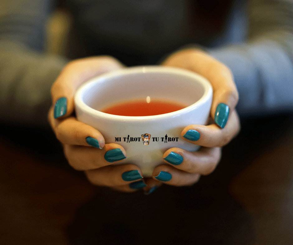 Consultante sosteniendo una taza caliente durante un ejercicio de meditación y lectura de las hojas de té.