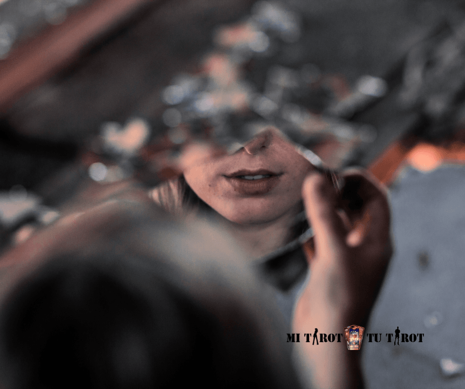 Primer plano de una persona frente a un espejo durante un ejercicio guiado de introspección personal enfocado al desarrollo interior.