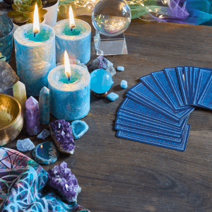Velas consagradas de cera natural encendidas para rituales de limpieza y manifestación.