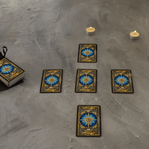 Cartas dispuestas en forma de Cruz Celta sobre un tapete esotérico de terciopelo