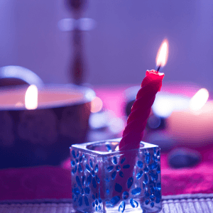 Velas artesanales consagradas con hierbas naturales para meditación y enfoque espiritual.